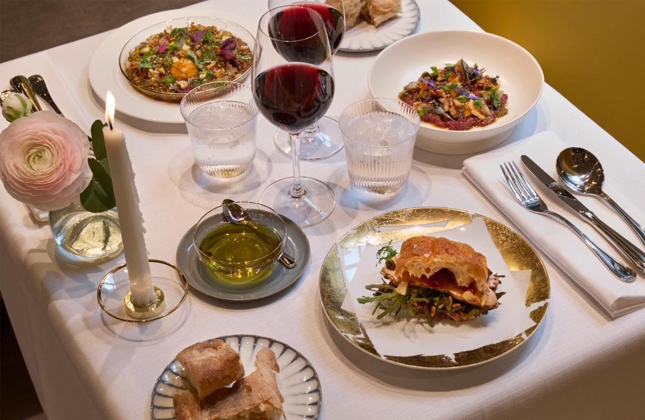 Villa Dagmar 斯德哥尔摩 外观 照片 A selection of dishes at the restaurant