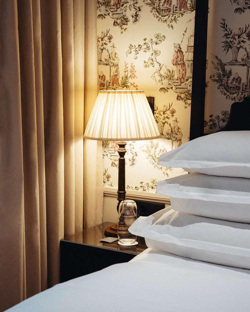 Villa Dagmar 斯德哥尔摩 客房 照片 A pleated lampshade
